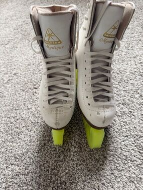 JACKSON Mystique Girls White Figure Skates with Guards